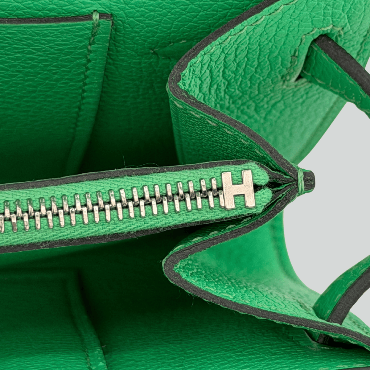 Hermès Kelly To Go Vert Comics Chèvre Palladium Hardware | Randolph Goods